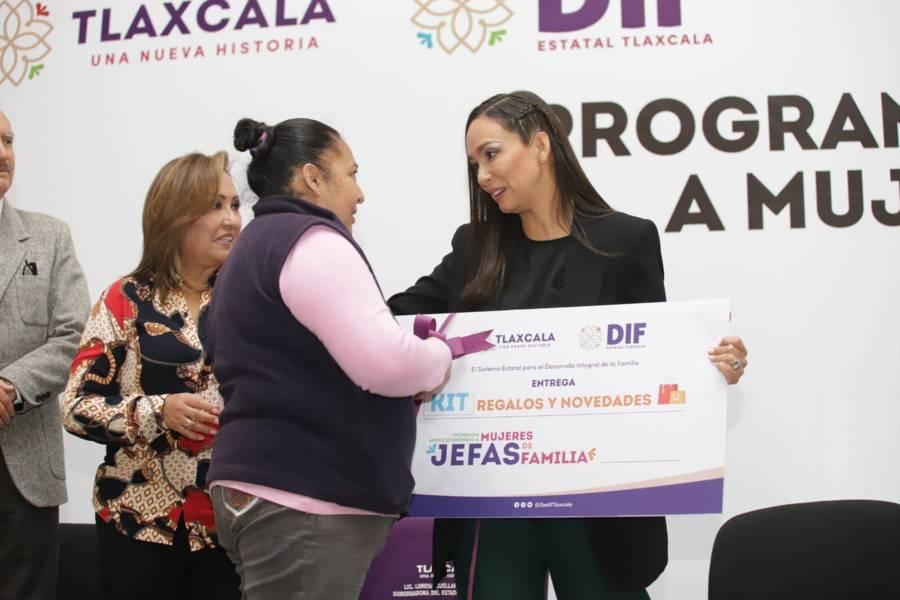 Gobernadora entrega apoyos económicos a mujeres jefas de familia