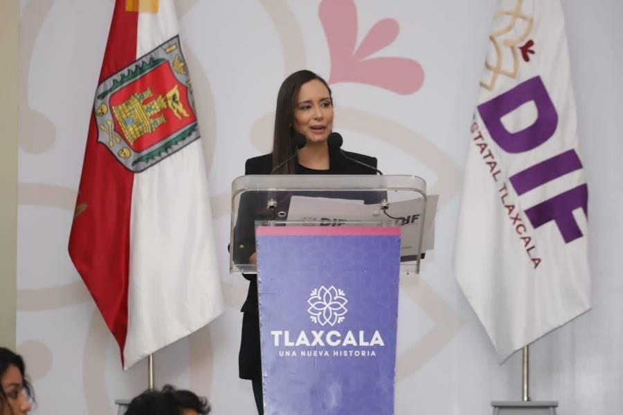 Gobernadora entrega apoyos económicos a mujeres jefas de familia