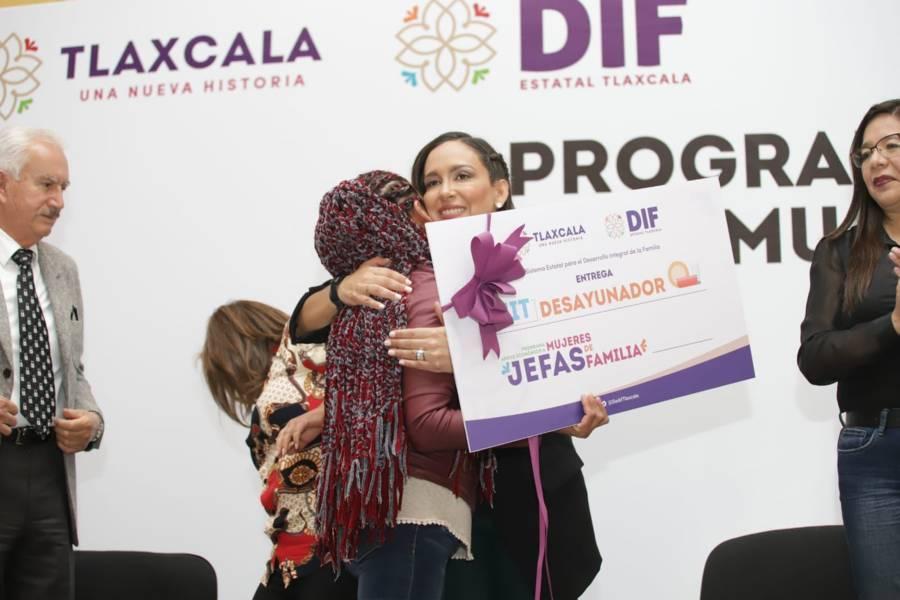 Gobernadora entrega apoyos económicos a mujeres jefas de familia