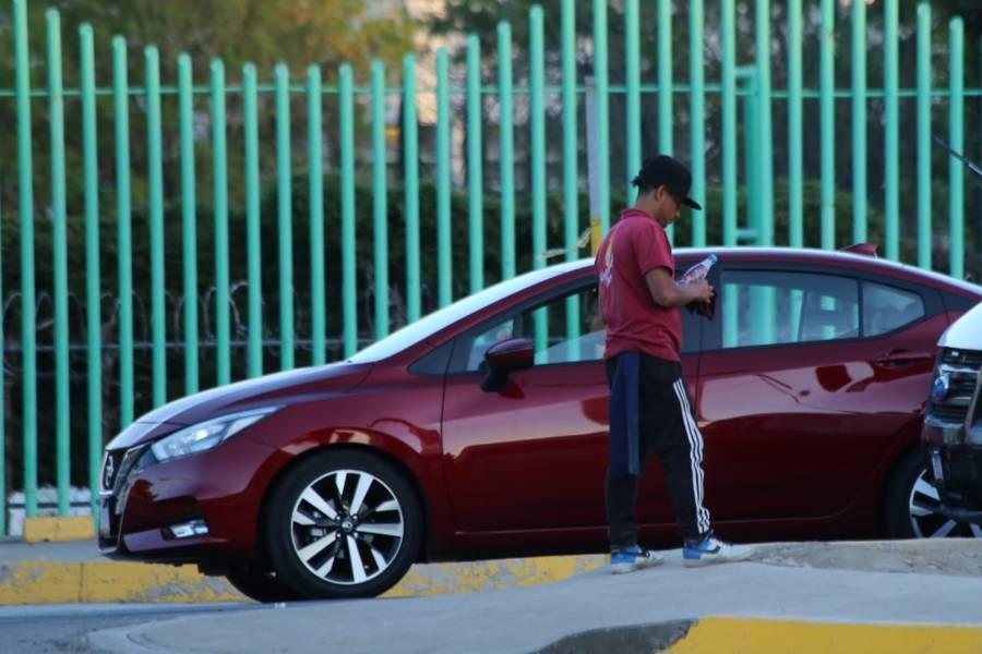 Aumenta el número de menores de edad que se dedican a limpiar parabrisas en Tlaxcala