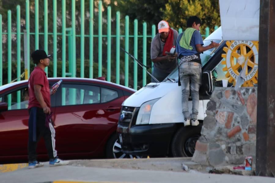 Aumenta el número de menores de edad que se dedican a limpiar parabrisas en Tlaxcala