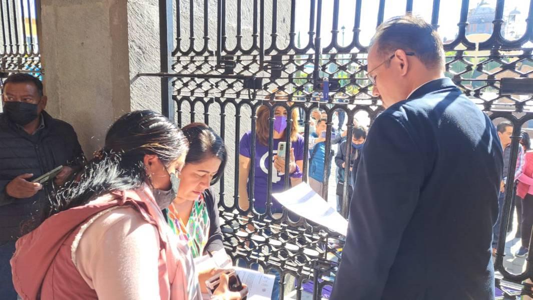 Atienden Blanca Águila, y Juan Manuel Cambrón Soria a colectivos que se manifestaron a las afueras del Congreso 