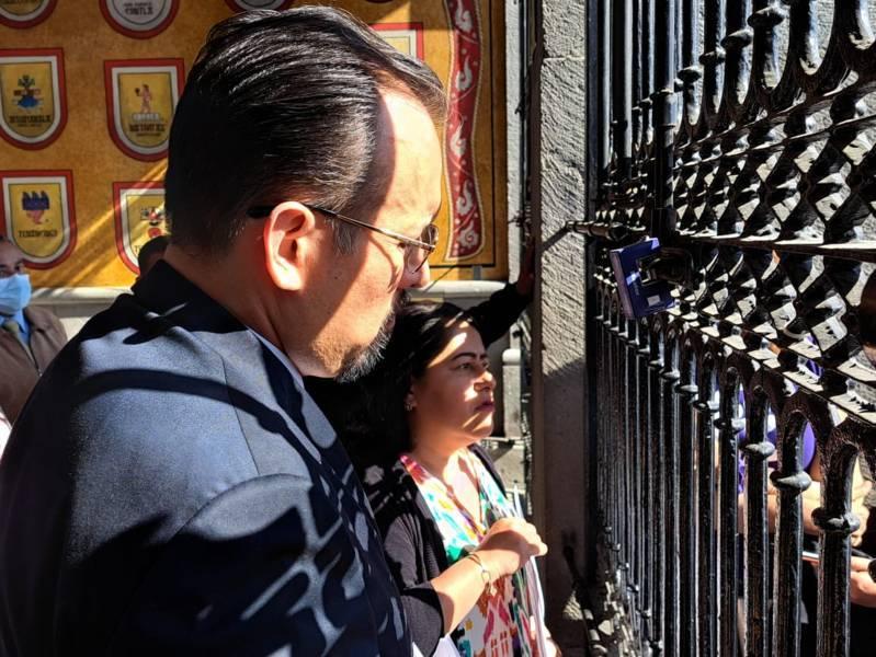 Atienden Blanca Águila, y Juan Manuel Cambrón Soria a colectivos que se manifestaron a las afueras del Congreso 