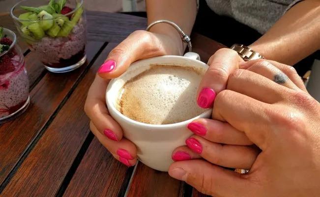 Una mujer es criticada por comer gratis luego de pactar 6 citas a la semana para ahorrarse la comida