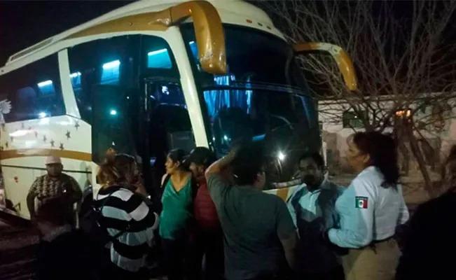 Pasajeros de un autobús son abandonados por un chofer que se va de parranda