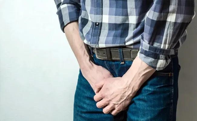 Un hombre descubre la condición de su miembro, mientras acudia a un dolor de rodillas