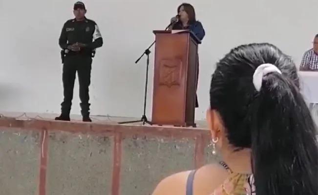 Directora de una escuela es aplaudida por  prohibir a los alumnos los noviazgos y los celulares
