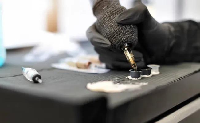 Se burlan de un joven por tatuarse en la cara una v*agina