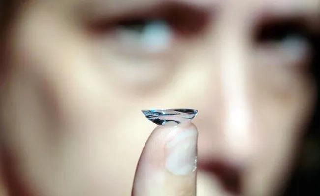 Un hombre se queda ciego de un ojo luego de dormirse con sus pupilentes