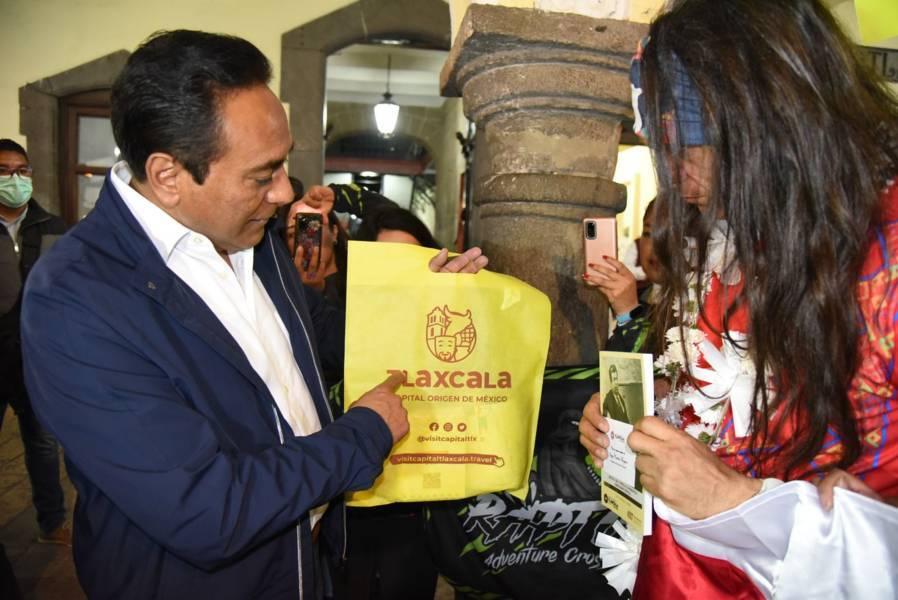Sorprende a ultramaratonista rarámuri riqueza cultural de Tlaxcala Capital
