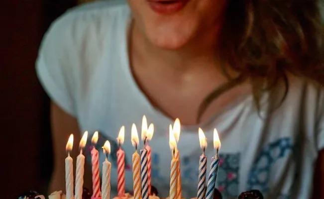 Por un pastel de cumpleaños casi pierde el ojo