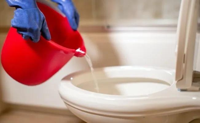 Un hombre demuestra con sus p*mpis como destapar el baño