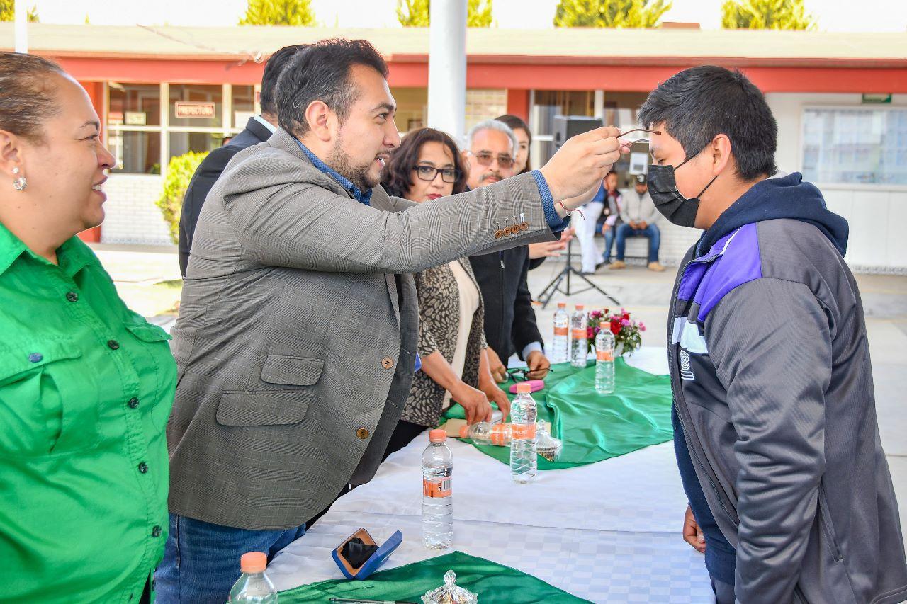 Entrega SMDIF Huamantla lentes gratuitos a estudiantes del Cobat 02