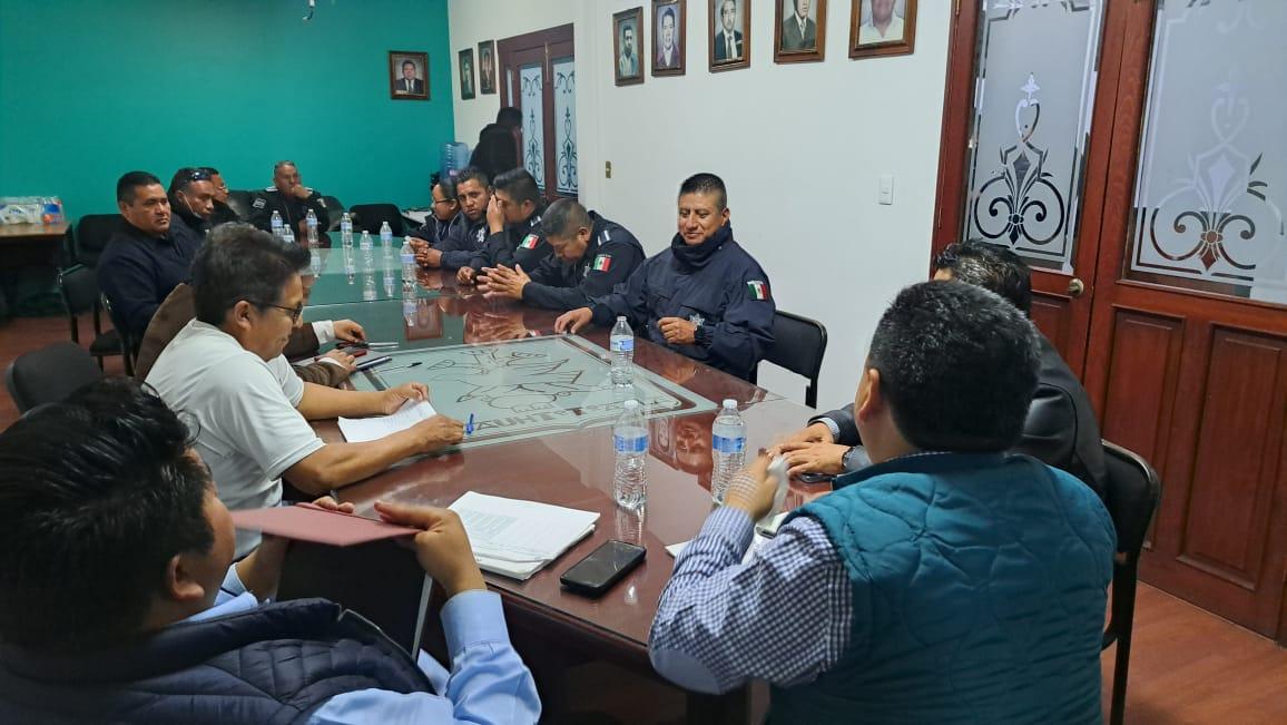 Raúl Juárez atiende las peticiones del personal de seguridad pública de SPM