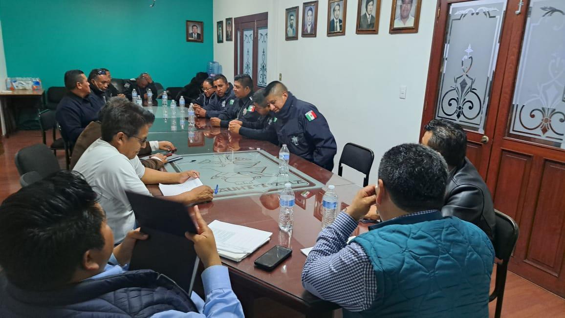 Raúl Juárez atiende las peticiones del personal de seguridad pública de SPM