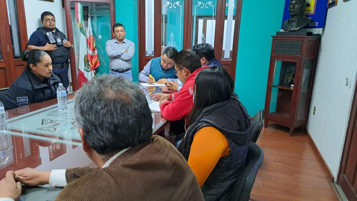 Raúl Juárez atiende las peticiones del personal de seguridad pública de SPM