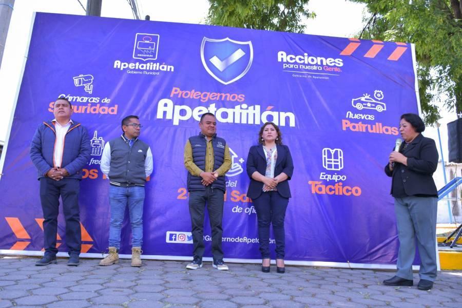 Ángelo Gutiérrez entrega patrullas en Tecolotla y Belén Atzizimititlán