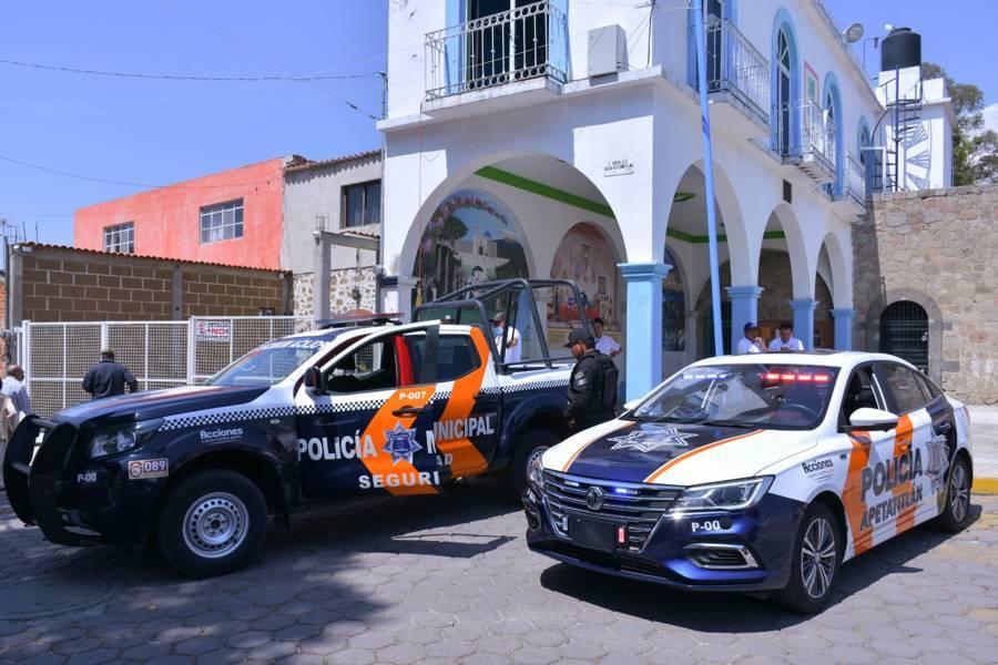 Ángelo Gutiérrez entrega patrullas en Tecolotla y Belén Atzizimititlán