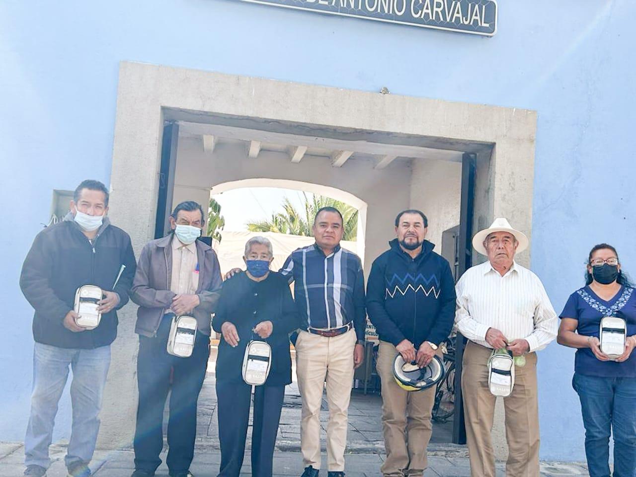 Ángelo Gutiérrez entrega aparatos auditivos a pobladores de Apetatitlán