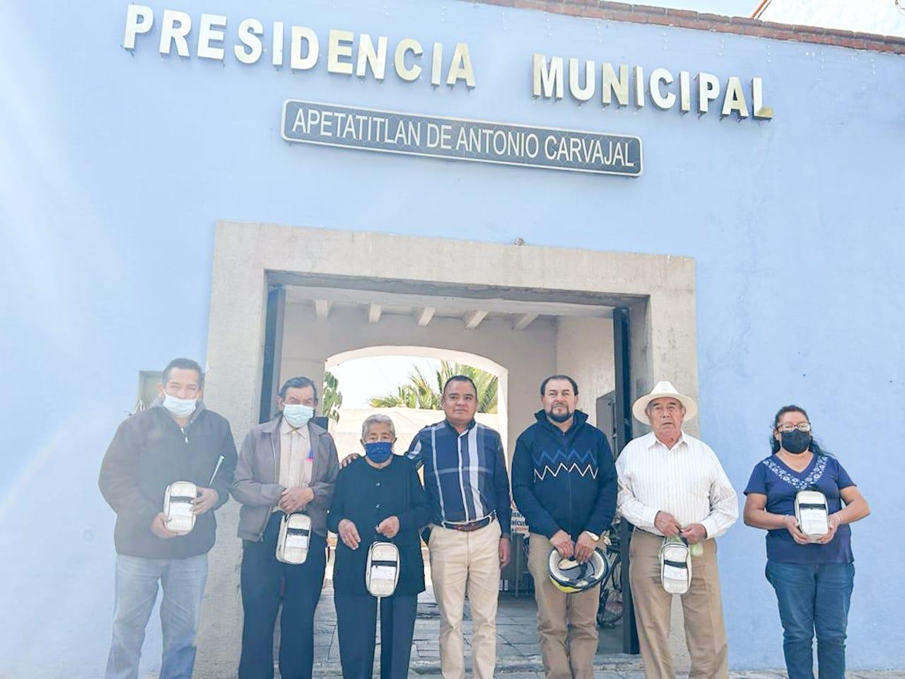 Ángelo Gutiérrez entrega aparatos auditivos a pobladores de Apetatitlán