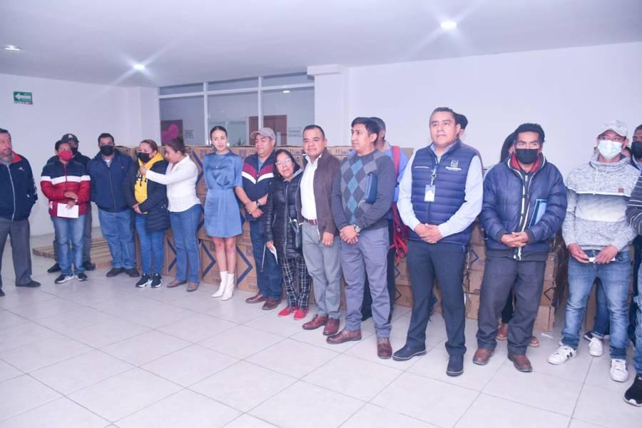 Ángelo Gutiérrez entrega calentadores solares a pobladores de Apetatitlán 