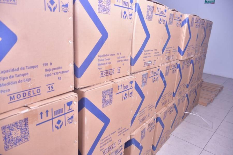 Ángelo Gutiérrez entrega calentadores solares a pobladores de Apetatitlán 