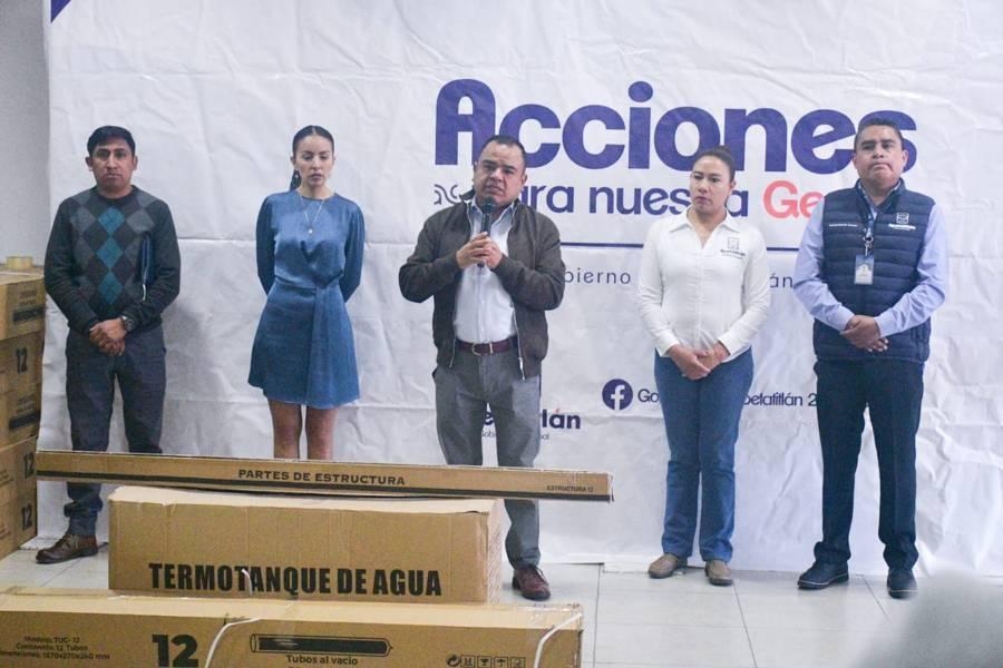 Ángelo Gutiérrez entrega calentadores solares a pobladores de Apetatitlán 