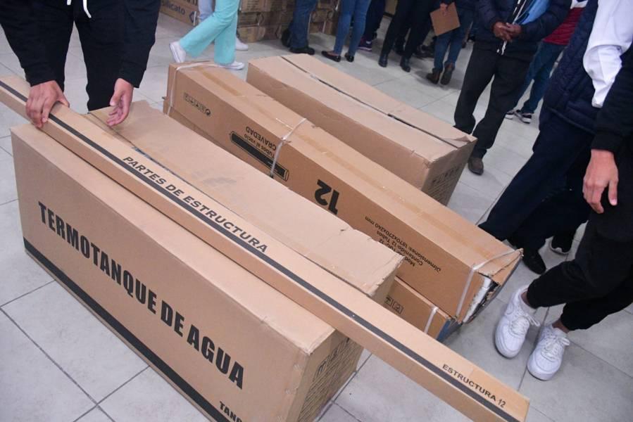 Ángelo Gutiérrez entrega calentadores solares a pobladores de Apetatitlán 