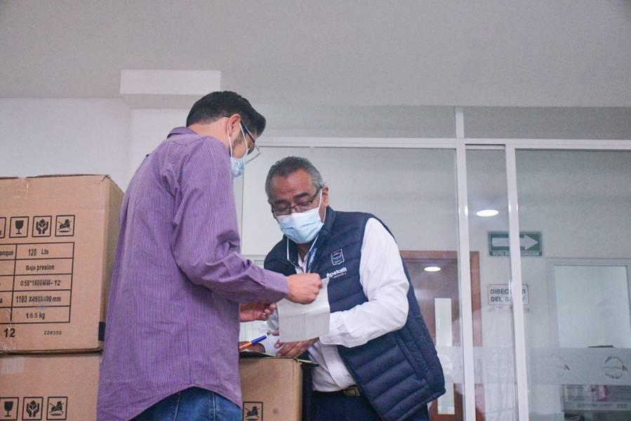 Ángelo Gutiérrez entrega calentadores solares a pobladores de Apetatitlán 