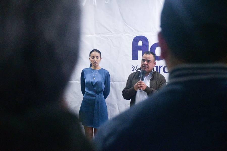 Ángelo Gutiérrez entrega calentadores solares a pobladores de Apetatitlán 