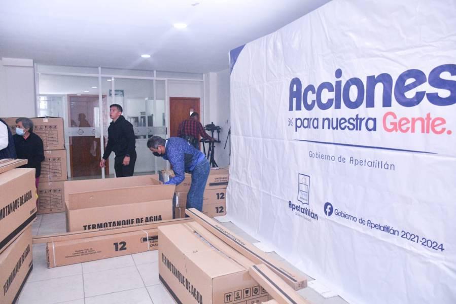 Ángelo Gutiérrez entrega calentadores solares a pobladores de Apetatitlán 