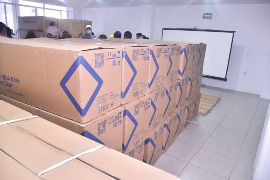 Ángelo Gutiérrez entrega calentadores solares a pobladores de Apetatitlán 