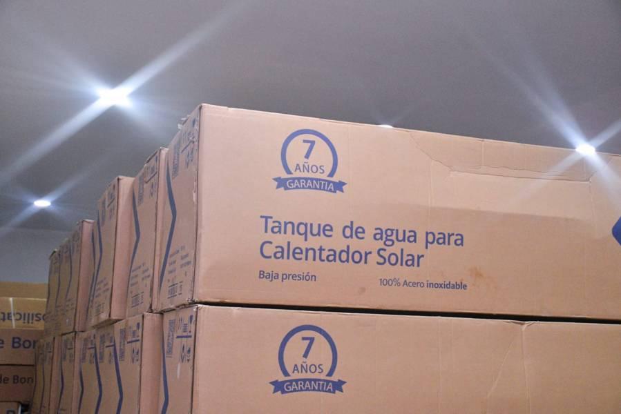 Ángelo Gutiérrez entrega calentadores solares a pobladores de Apetatitlán 