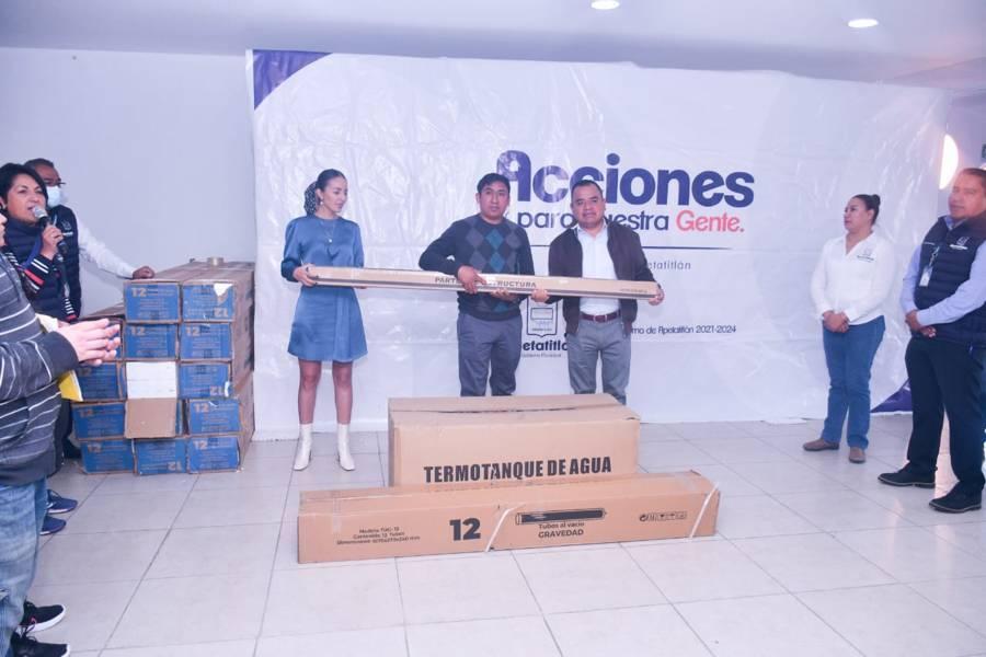 Ángelo Gutiérrez entrega calentadores solares a pobladores de Apetatitlán 