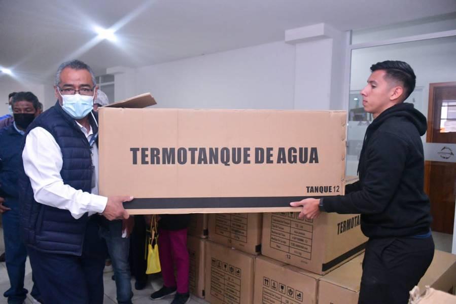 Ángelo Gutiérrez entrega calentadores solares a pobladores de Apetatitlán 