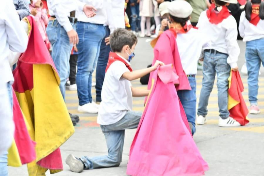 Disfrutan familias en Huamantla fiesta multicolor en el desfile de la Dalia