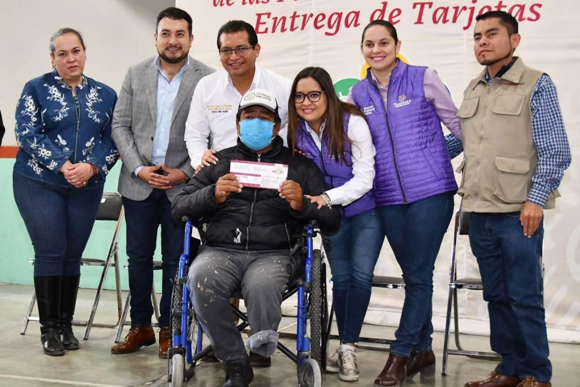 Atestigua Salvador Santos Cedillo entrega de tarjetas para personas con discapacidad
