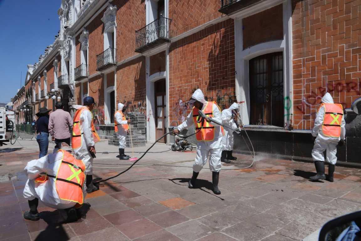 Inicia Gobierno del Estado trabajos de limpieza por pintas realizadas en Palacio de Gobierno