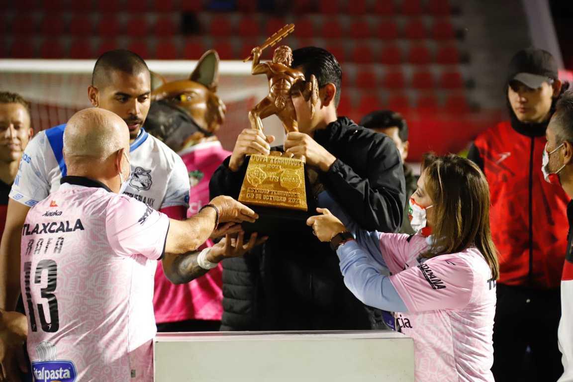 Gobernadora Lorena Cuéllar entregó la Copa Tlahuicole al Puebla FC