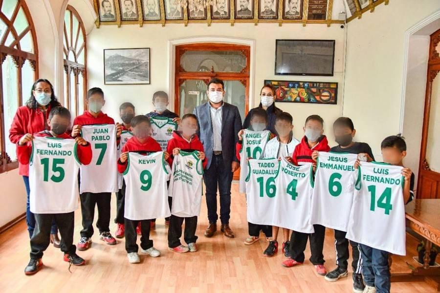 Entrega Salvador Santos Cedillo uniformes deportivos a alumnos de la primaria máximo rojas del pueblo de Zaragoza