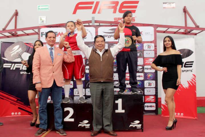 Premia Luis Antonio Herrera a ganadores de Torneo de Box Infantil