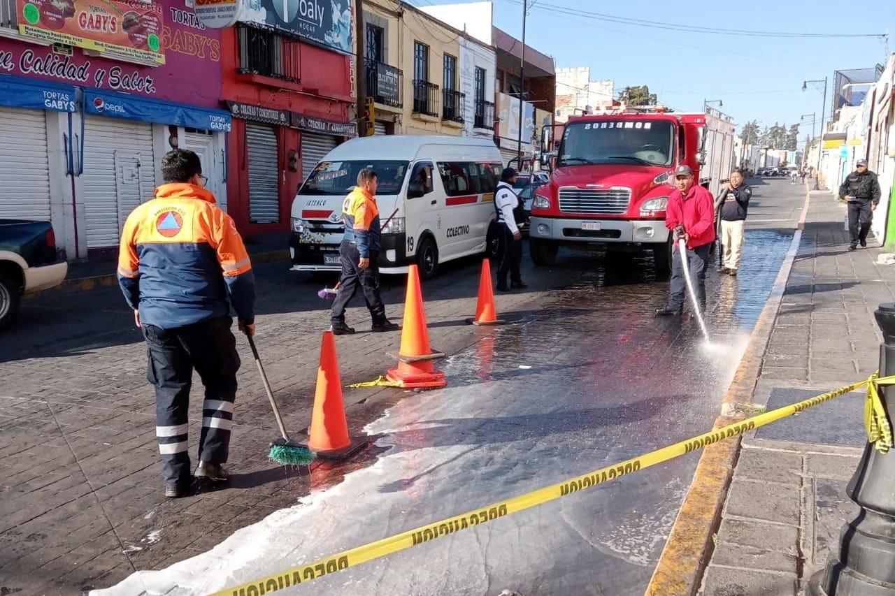 Atiende Protección Civil y seguridad de Huamantla derrame de aceite en el pavimento