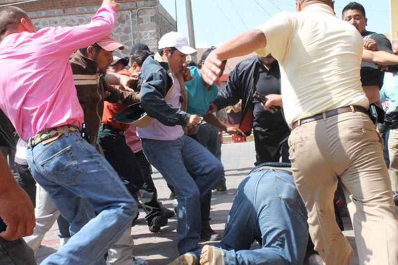 Pobladores se enfrentan con policías en Contla