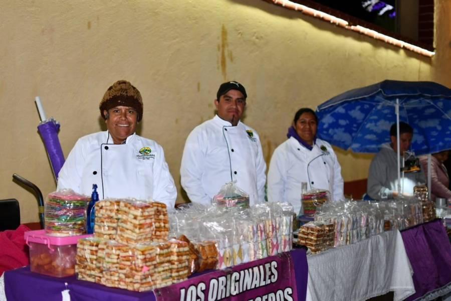 Entrega Salvador Santos Cedillo apoyos a los comerciantes de los “Viernes de muéganos”
