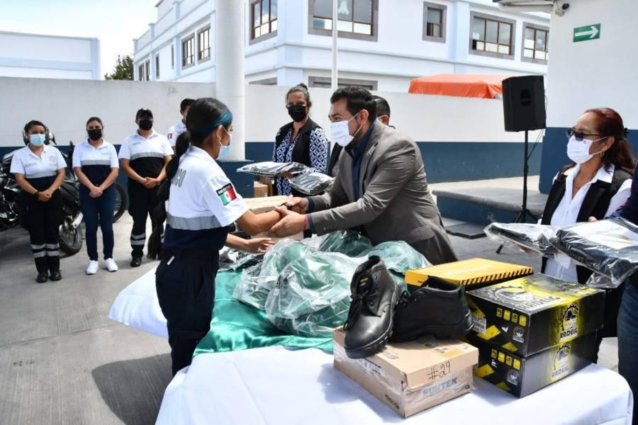 Entrega Santos Cedillo uniformes a personal de Protección Civil Huamantla