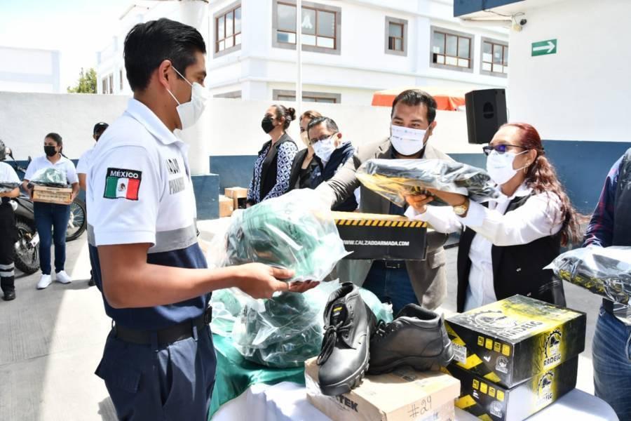 Entrega Santos Cedillo uniformes a personal de Protección Civil Huamantla