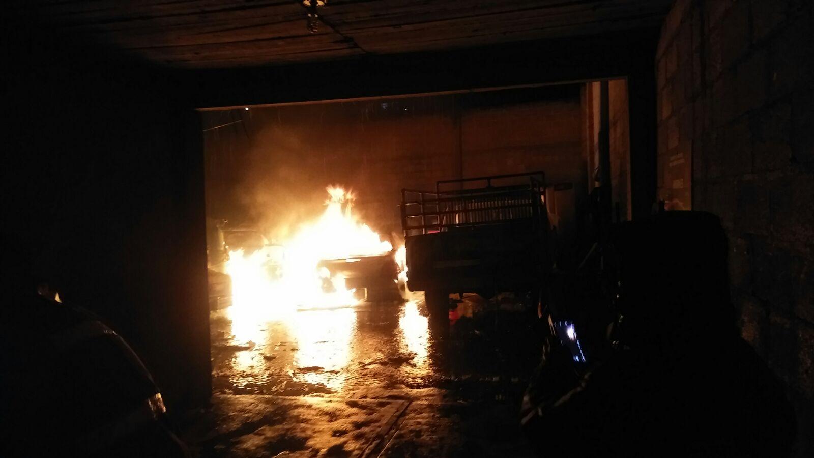 Policía Municipal y PC Ixtacuixtla sofocan incendio en un taller