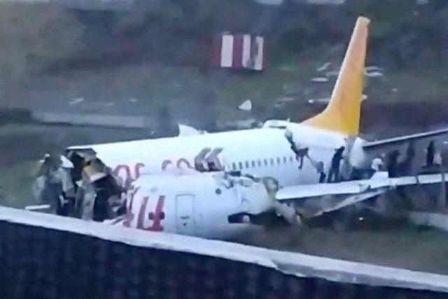 Un avión se parte en pedazos tras aterrizaje en Turquía; se reportan 21 heridos