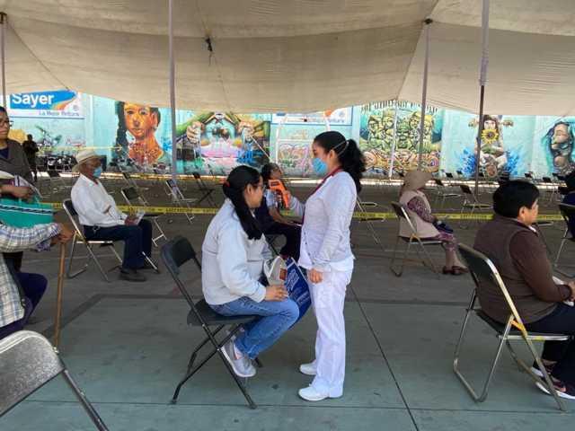 Toman medidas sanitarias en entrega de apoyo a adultos mayores en Xicohtzinco
