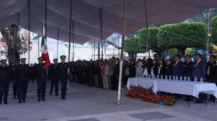 Cutberto Cano Coyotl coloca bando solemne de fiestas patrias en San Pablo del Monte